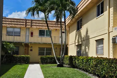 211 E Saxony Lane #211 1