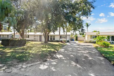 2446 SW Hideaway Lane 1