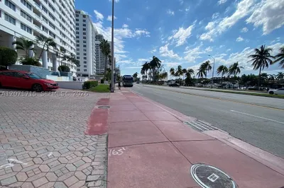 5005 Collins Ave #722 1