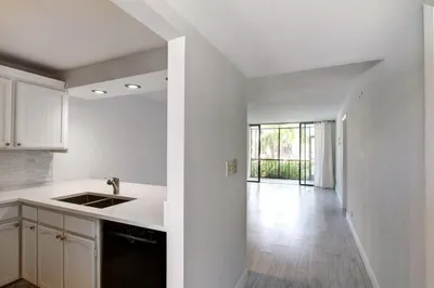 11 ROYAL PALM Way #1040 1
