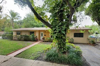 892 NE 154th St 1