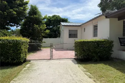 2725 SW 82 Avenue #A 1