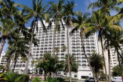 5401 Collins Ave #1110 1