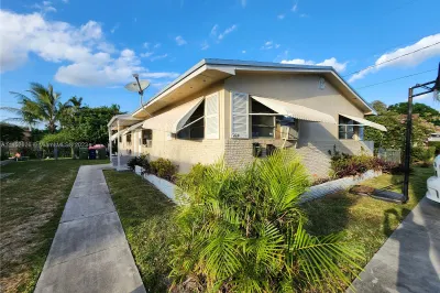 224 SW 10th St 1