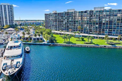 120 Lakeshore 4370 Drive #437 1
