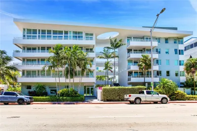 7800 Collins Ave #204 1