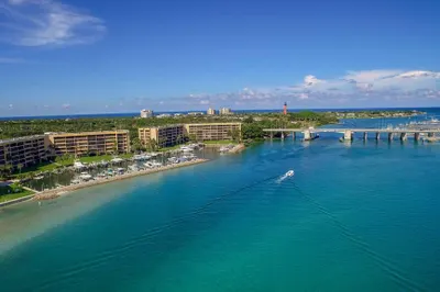 Jupiter Cove Towards Inlet