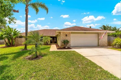1022 SW Poplar Court
