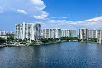 18081 Biscayne Blvd #902-4 1