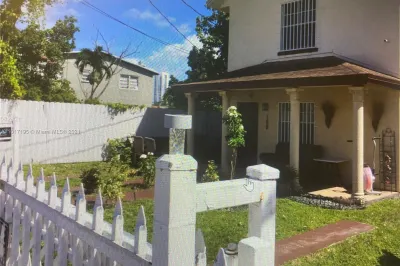 160 NW 27th St 1