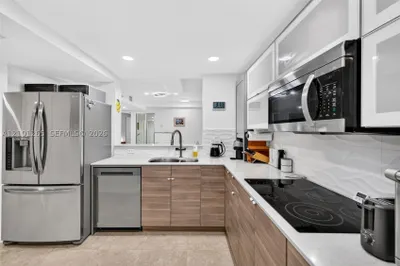 529 E Sheridan St #3041 1