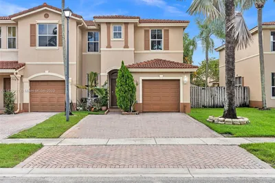 210 Riverwalk Cir #210 1