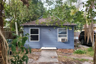 1015 NE 35th St 1
