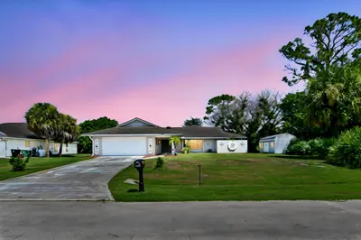 2525 SW Grotto Circle 1