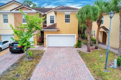 905 Pipers Cay Drive 1