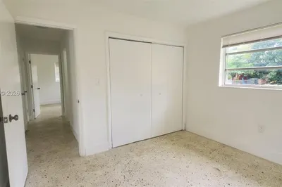 1032 SW 10th St 1