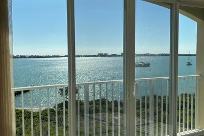 20 Harbour Isle Drive W #Ph-2 1