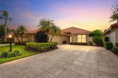 2735 SW Mariposa Circle 1