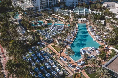 4391 Collins Ave #916 1