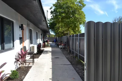 880 NW 8th Avenue 1
