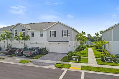 4440 Longwood Lake Square 1