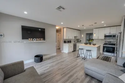 1120 S 28th Ave 1