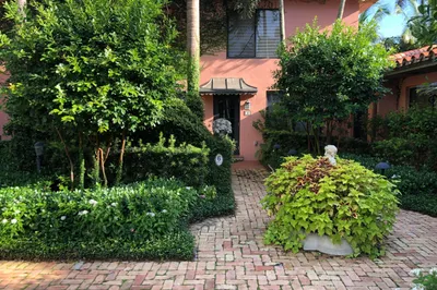 Entrance / Driveway