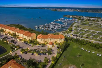 34 HARBOUR ISLE Drive W #PH05 1