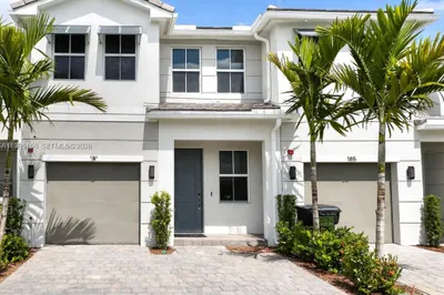 Stunning modern facade with private garage and pre