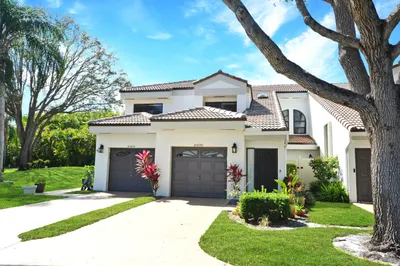 Exquisite Condo with garage in Quail Run. Nestled