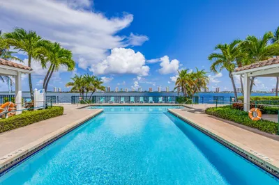 1050 Lake Shore Drive #105 1