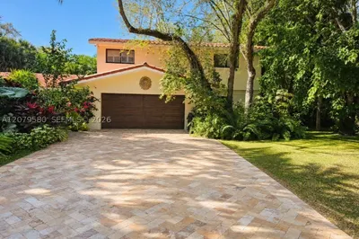 737 NW 4th St 1
