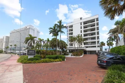 5415 Collins Ave #202 1