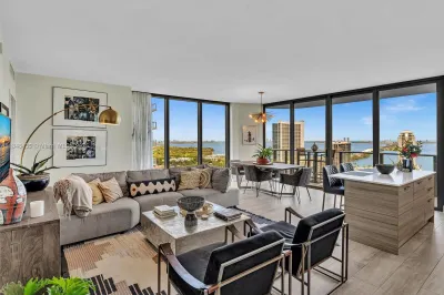 EXTENDED CORNER GREAT ROOM | VIEWS OF BISCAYNE BAY