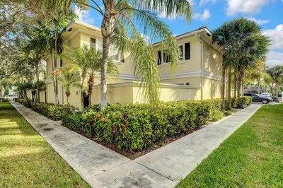 1010 NE 8th Avenue #35f 1
