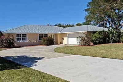 2472 NW Everglades Blvd 1