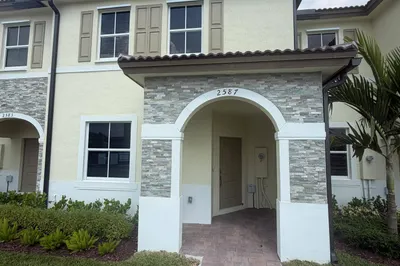 2587 SE 26th Court 1
