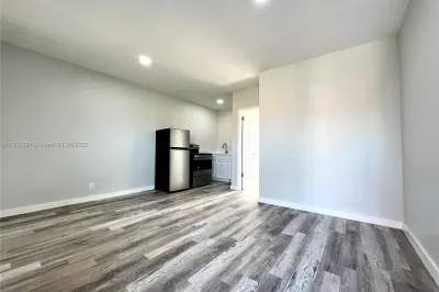 806 NW 7th Ter #4 1
