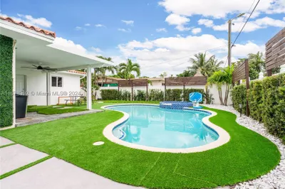 1040 N Royal Poinciana Blvd #na 1