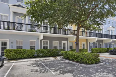 425 Greenwich Circle #204 1