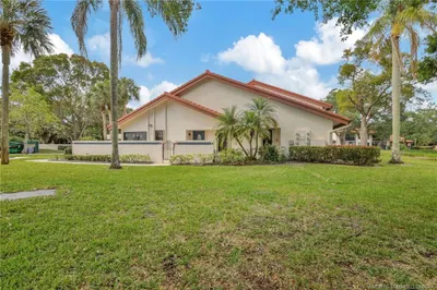 6090 SE Martinique Drive #104 1
