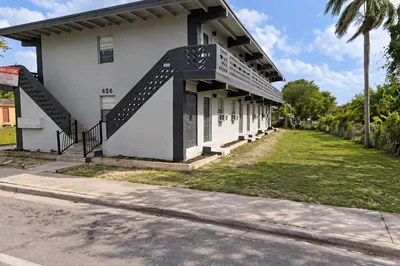 656 SW AVENUE C Place #7 1