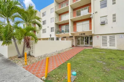 1225 NE 124th St #49C 1