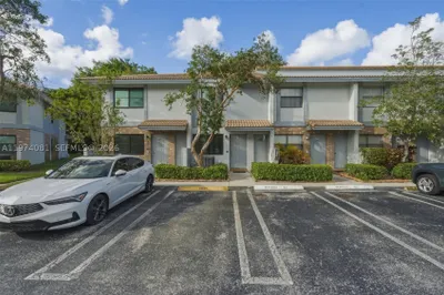 9853 Riverside Dr #8-24 1