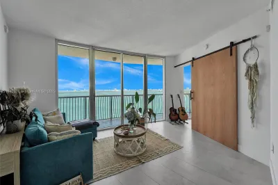 1750 N Bayshore Dr #2101 1