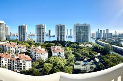 2000 Island Blvd #1801 1