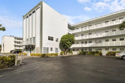 4090 NW 42nd Avenue #309 1