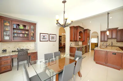 the dinette to the kitchen