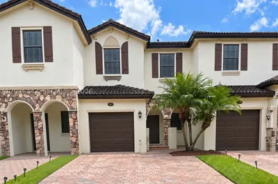 353 NE 37th Pl 1