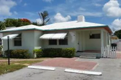 218 NE 12th Street 1